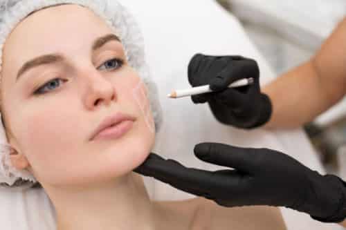 línea de la mujer en la operación de preparación de la cara