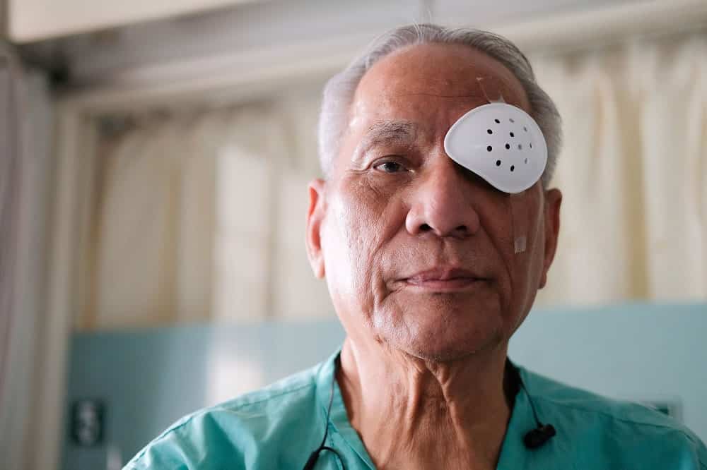 analyse de la vu d'un homme âgé avant une opération laser